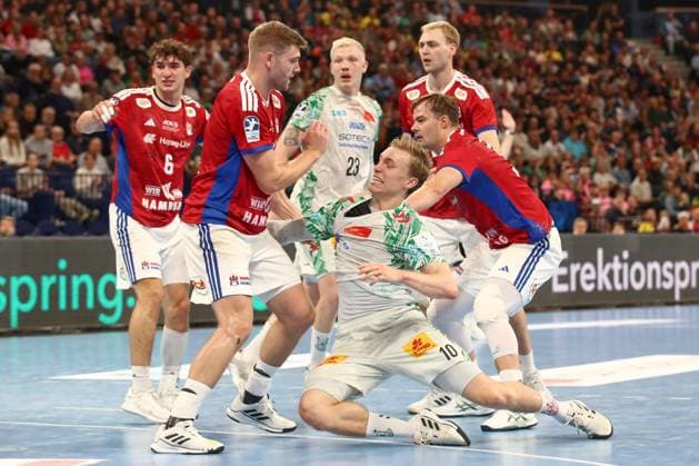 05.10.2025, xtgx, Handball Verein - SC Magdeburg v.l. Oliver Norlyk (Hamburg, 5), Gisli Thorgeir Kristjansson (Magdeburg, 10), Andreas Magaard (Hamburg, 4) Zweikampf, Duell, Kampf, tackle Hamburg