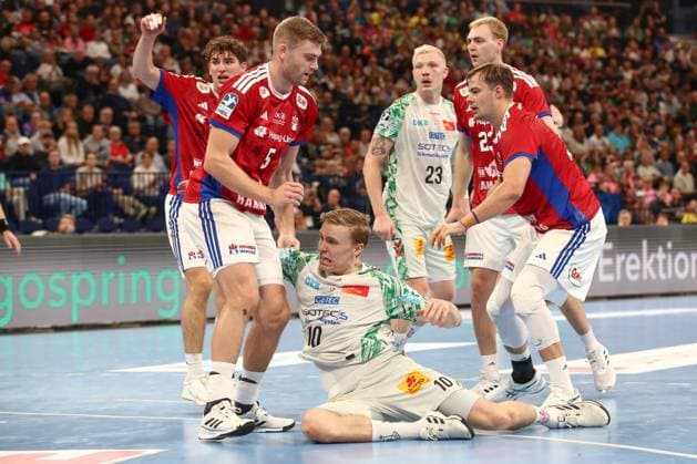 05.10.2025, xtgx, Handball Verein - SC Magdeburg v.l. Oliver Norlyk (Hamburg, 5), Gisli Thorgeir Kristjansson (Magdeburg, 10), Andreas Magaard (Hamburg, 4) Zweikampf, Duell, Kampf, tackle Hamburg