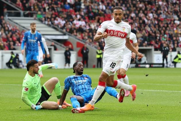 05.10.2025, xrekx, Fussball 1.Bundesliga, VfB Stuttgart - 1.FC Heidenheim v.l. Diant Ramaj (1.FC Heidenheim 1846) Omar Traorà (1.FC Heidenheim 1846) verletzt, Verletzung, Schmerz, Schmerzen, injured, injury, pain, pains Jamie Leweling (VfB Stuttgart) (DFL DFB REGULATIONS PROHIBIT ANY USE OF PHOTOGRAPHS as IMAGE SEQUENCES and or QUASI-VIDEO) Stuttgart