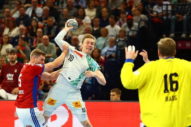 Handball I Herren I Saison 2025 2026 I Bundesliga I 7. Spieltag I HSV Hamburg -SC Magdeburg I 05.10.2025 Oliver Norlyk (5, HSV Hamburg) Gisli Kristjansson (10, SC Magdeburg) Robin Haug (16, HSV Hamburg) Hamburg Barclaycard Arena Hamburg Deutschland Copyright: xLobeca RalfxHomburgx