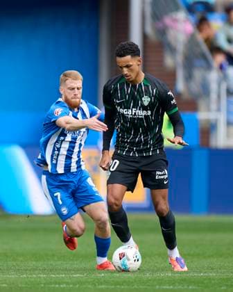 October 5, 2025, Vitoria, Alava, SPAIN: Carlos Vicente of Deportivo Alaves competes for the ball with Alvaro Rodriguez of Elche CF during the LaLiga EA Sports match between Deportivo Alaves and Elche CF at Mendizorrotza on October 5, 2025, in Vitoria, Spain. Vitoria SPAIN - ZUMAa181 20251005_zaa_a181_063 Copyright: xRicardoxLarreinax