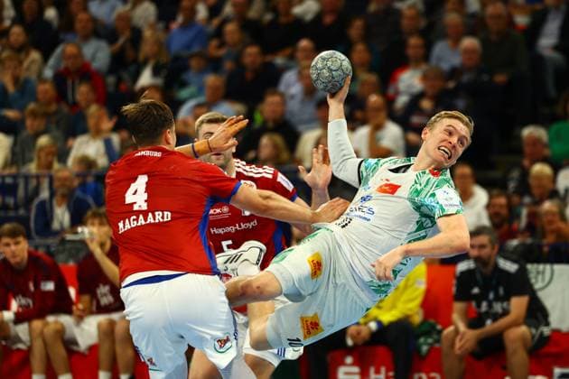 Handball I Herren I Saison 2025 2026 I Bundesliga I 7. Spieltag I HSV Hamburg -SC Magdeburg I 05.10.2025 Andreas Magaard (4, HSV Hamburg) Gisli Kristjansson (10, SC Magdeburg) Hamburg Barclaycard Arena Hamburg Deutschland Copyright: xLobeca RalfxHomburgx