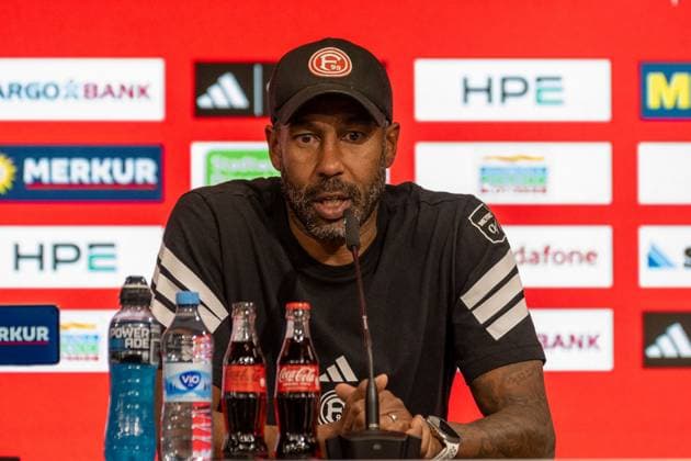 03.10.2025, Fussball: 2. Bundesliga, Saison 2025 2026, 08. Spieltag, Fortuna Duesseldorf - 1. FC Nuernberg in der Merkur-Spiel Arena in Duesseldorf. Daniel Thioune (Fortuna Duesseldorf, Cheftrainer) auf der Pressekonferenz nach dem Spiel. Wichtiger Hinweis: Gemaess den Vorgaben der DFL Deutsche Fussball Liga bzw. des DFB Deutscher Fussball-Bund ist es untersagt, in dem Stadion und oder vom Spiel angefertigte Fotoaufnahmen in Form von Sequenzbildern und oder videoaehnlichen Fotostrecken zu verwerten bzw. verwerten zu lassen. Foto: Kirchner-Media Thomas Haesler *** 03 10 2025, Soccer 2 Bundesliga, Season 2025 2026, Matchday 08, Fortuna Duesseldorf 1 FC Nuernberg at Merkur Spiel Arena in Duesseldorf Daniel Thioune Fortuna Duesseldorf, Head Coach at the press conference after the match Important notice According to the regulations of the DFL German Football League and the DFB German Football Association, it is prohibited to to utilize or have utilized photographs taken in the stadium and or of the match in the form of sequential images and or video-like photo series Foto Kirchner Media Thomas Haesler Copyright: xKirchner-Media ThomasxHaeslerx