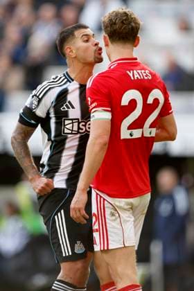 Newcastle United v Nottingham Forest - Premier League Bruno Guimaraes of Newcastle United and Ryan Yates of Nottingham Forest in incident during the Premier League match between Newcastle United and Nottingham Forest at St James Park on October 5, 2025 in Newcastle upon Tyne, England. Newcastle upon Tyne St. James Park England United Kingdom Copyright: xRichardxSellers Sportsphoto APLx 14137330
