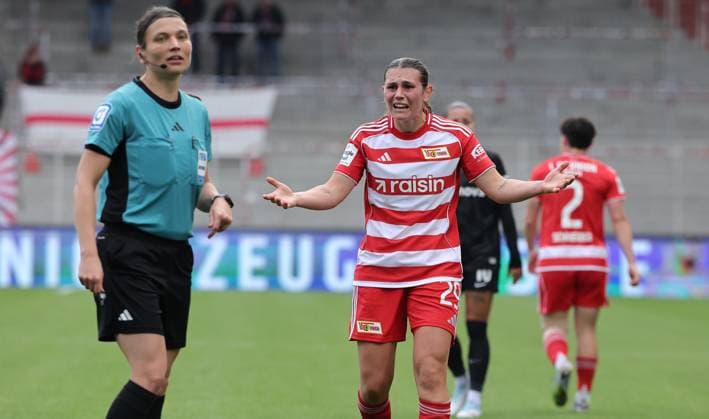 Antonia Halverkamps schimpft mit Schiedsrichterin Angelika Söder Fußball Fussball Damen Bundesliga 5. Spieltag Saison 2025 2026 05.10.2025 1.FC Union Berlin vs. SC Freiburg SCF DFL regulations prohibit any use of photographs as image sequences and or quasi-video