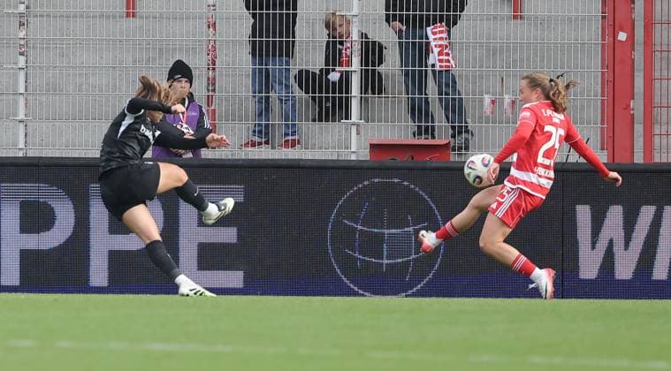 Alena Bienz erzielt das Tor zum 0:3 Ida Heikkinen Zweikampf Spielszene Aktion Fußball Fussball Damen Bundesliga 5. Spieltag Saison 2025 2026 05.10.2025 1.FC Union Berlin vs. SC Freiburg SCF DFL regulations prohibit any use of photographs as image sequences and or quasi-video