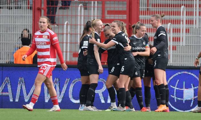 Freiburgerinnen bejubeln das 0:3 durch Alena Bienz Freude Emotion Jubel Fußball Fussball Damen Bundesliga 5. Spieltag Saison 2025 2026 05.10.2025 1.FC Union Berlin vs. SC Freiburg SCF DFL regulations prohibit any use of photographs as image sequences and or quasi-video