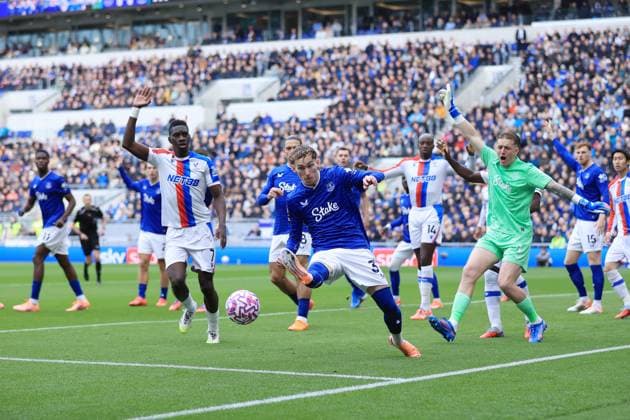 Football - Premier League - Everton v Crystal Palace 5th October 2025 - Premier League - Everton v Crystal Palace - James Garner of Everton clears the danger - Photo: Simon Stacpoole Offside. Liverpool UK Copyright: xSimonxStacpoolexOffside