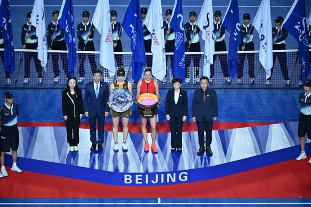 (251005) -- BEIJING, Oct. 5, 2025 -- Winner Amanda Anisimova (3rd R) and runner-up Linda Noskova (3rd L) react during the awarding ceremony after the women s singles final match between Amanda Anisimova of the United States and Linda Noskova of the Czech Republic at 2025 China Open tennis tournament in Beijing, China, Oct. 5, 2025. ) (SP)CHINA-BEIJING-TENNIS-CHINA OPEN-WOMEN S SINGLES-FINAL (CN) HuxJingwen 