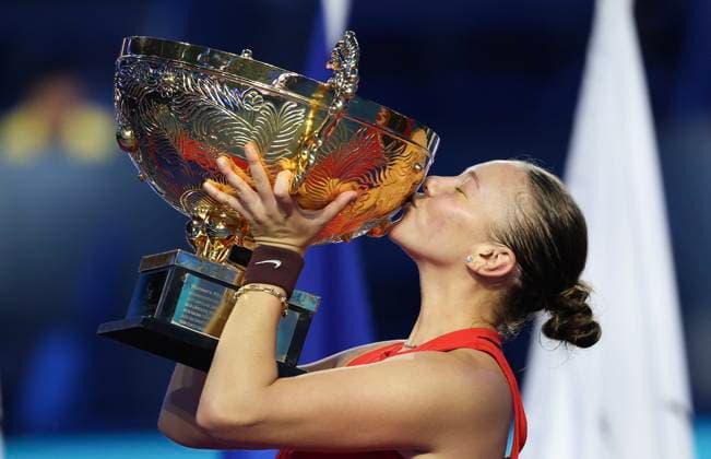 (251005) -- BEIJING, Oct. 5, 2025 -- Amanda Anisimova kisses the trophy during the awarding ceremony after the women s singles final match between Amanda Anisimova of the United States and Linda Noskova of the Czech Republic at 2025 China Open tennis tournament in Beijing, China, Oct. 5, 2025. ) (SP)CHINA-BEIJING-TENNIS-CHINA OPEN-WOMEN S SINGLES-FINAL (CN) BaixXuefei 