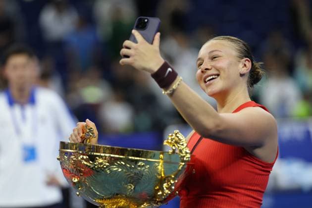 (251005) -- BEIJING, Oct. 5, 2025 -- Amanda Anisimova takes a selfie during the awarding ceremony after the women s singles final match between Amanda Anisimova of the United States and Linda Noskova of the Czech Republic at 2025 China Open tennis tournament in Beijing, China, Oct. 5, 2025. ) (SP)CHINA-BEIJING-TENNIS-CHINA OPEN-WOMEN S SINGLES-FINAL (CN) BaixXuefei 