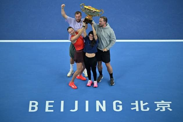 (251005) -- BEIJING, Oct. 5, 2025 -- Amanda Anisimova (front L) celebrates during the awarding ceremony after the women s singles final match between Amanda Anisimova of the United States and Linda Noskova of the Czech Republic at 2025 China Open tennis tournament in Beijing, China, Oct. 5, 2025. ) (SP)CHINA-BEIJING-TENNIS-CHINA OPEN-WOMEN S SINGLES-FINAL (CN) HuxJingwen 