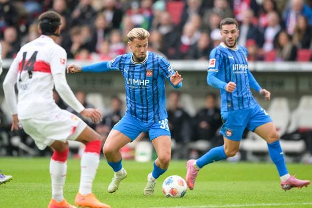 Fußball, 1. Bundesliga, 20251005, VfB Stuttgart - 1. FC Heidenheim 1846. Im Bild v.l. Luca JAQUEZ (Stuttgart, 14), Niklas DORSCH (Heidenheim, 30), Arijon IBRAHIMOVIC (Heidenheim, 22). Stuttgart MHP Arena Baden Württemberg Deutschland Copyright: Passion2Press MarkusxFischerx
