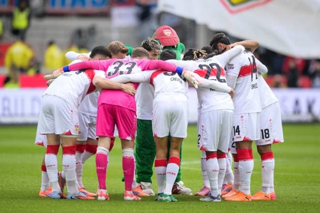 Fußball, 1. Bundesliga, 20251005, VfB Stuttgart - 1. FC Heidenheim 1846. Im Bild Stuttgart schwört sich ein. Stuttgart MHP Arena Baden Württemberg Deutschland Copyright: Passion2Press MarkusxFischerx