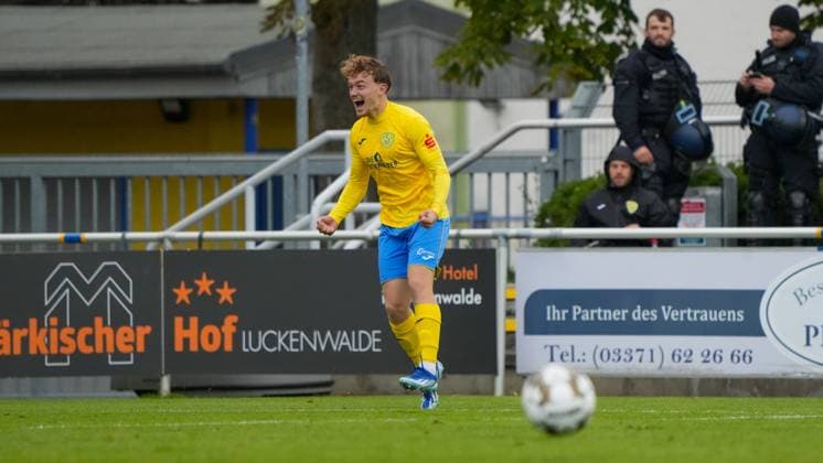 Fußball, Herren, Saison 2025 2026, Regionalliga Nordost, 11. Spieltag, FSV 63 Luckenwalde vs. FC Carl-Zeiss Jena, Samstag 05.10.2025, Werner-Seelenbinder-Stadion Luckenwalde, Im Bild: Remo Merke (Luckenwalde) jubelt über seinen späten Treffer zum 1:1-Ausgleich. Brandenburg Deutschland