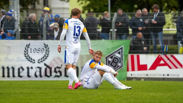 Fußball, Herren, Saison 2025 2026, Regionalliga Nordost, 11. Spieltag, FSV 63 Luckenwalde vs. FC Carl-Zeiss Jena, Samstag 05.10.2025, Werner-Seelenbinder-Stadion Luckenwalde, Im Bild: Enttäuschung beim FC Carl-Zeiss Jena nach Abpfiff um Paul Krämer (l.) und Maxim Hessel (r.) Brandenburg Deutschland