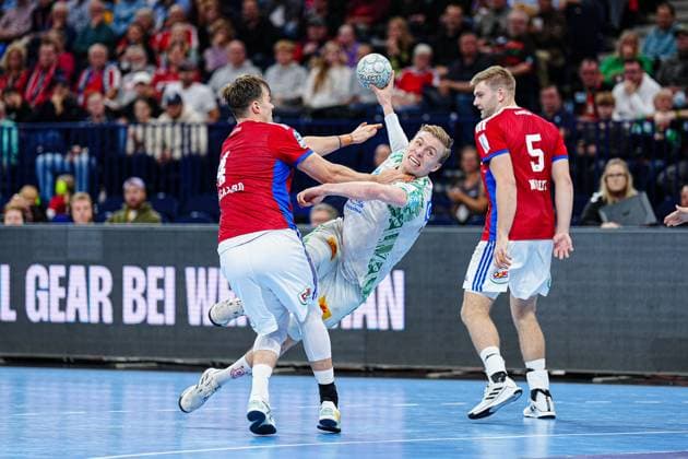 Andreas Magaard (Handball Verein Hamburg, 04), Gisli Kristjansson (SC Magdeburg, 10) GER, Handball Sport Verein Hamburg vs. SC Magdeburg, Handball, 1. Bundesliga, Spieltag 7, Saison 2025 2026, 05.10.2025 GER, Handball Sport Verein Hamburg vs. SC Magdeburg, Handball, 1. Bundesliga, Spieltag 7, Saison 2025 2026, 05.10.2025 Hamburg Copyright: xEibner-Pressefoto MarcelxvonxFehrnx EP_MFN