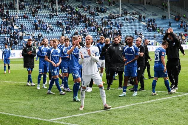 Torwart Dominik Reimann (1. FC Magdeburg,1) mit seinen Mitspielern nach dem Spiel vor dem Fanblock - 2. Fußball Bundesliga Saison 2025-2026 1. FC Magdeburg vs. SV 07 Elversberg in der Avnet Arena in Magdeburg - Aktion,Fußball,Mann,Männer,Deutschland,05.10.2025