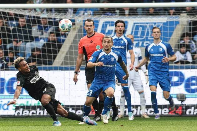 Baris Atik (1. FC Magdeburg,23) gegen Bambase Conte (SV 07 Elversberg,10) - 2. Fußball Bundesliga Saison 2025-2026 1. FC Magdeburg vs. SV 07 Elversberg in der Avnet Arena in Magdeburg - Aktion,Fußball,Mann,Männer,Deutschland,05.10.2025