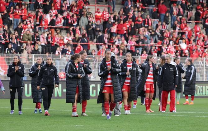 Unionerinnen Mannschaft enttäuscht bei der Ehrenrunde nach Spielende Enttäuschung Fußball Fussball Damen Bundesliga 5. Spieltag Saison 2025 2026 05.10.2025 1.FC Union Berlin vs. SC Freiburg SCF DFL regulations prohibit any use of photographs as image sequences and or quasi-video