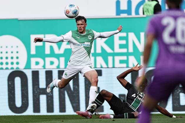 Lukas Reich, Fürth, im Hinrundenspiel der Saison 2025 2026 zwischen SpVgg Greuther Fürth und Hannover 96 (2:2) in Fürth; 05 10 2025; -