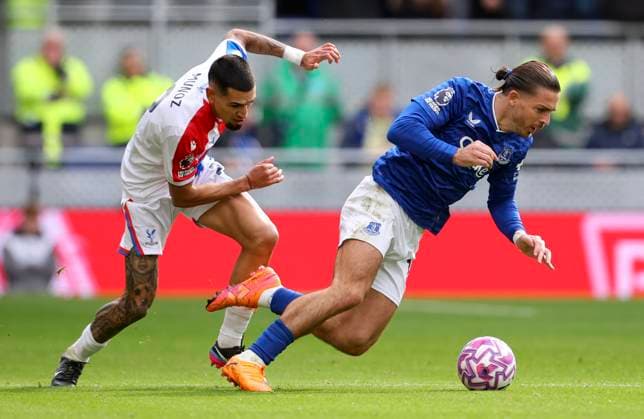 Everton v Crystal Palace - Premier League Daniel Munoz of Crystal Palace and Jack Grealish of Everton challenge during the Premier League match between Everton and Crystal Palace at Hill Dickinson Stadium on October 5, 2025 in Liverpool, England. Liverpool Hill Dickinson Stadium England United Kingdom Copyright: xEdxSykes Sportsphoto APLx 14137341