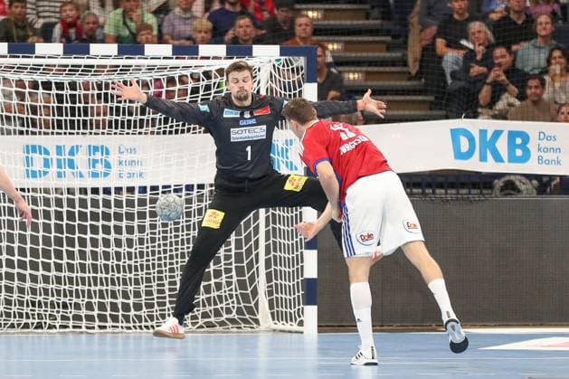 05.10.2025, xgox, Handball - Daikin HBL, Handball Verein Hamburg - SC Magdeburg emspor, v.l. Sergey Hernandez Ferrer (Magdeburg, 1) beim Siebenmeter gegen Nicolaj Jorgensen (Hamburg, 11) Hamburg