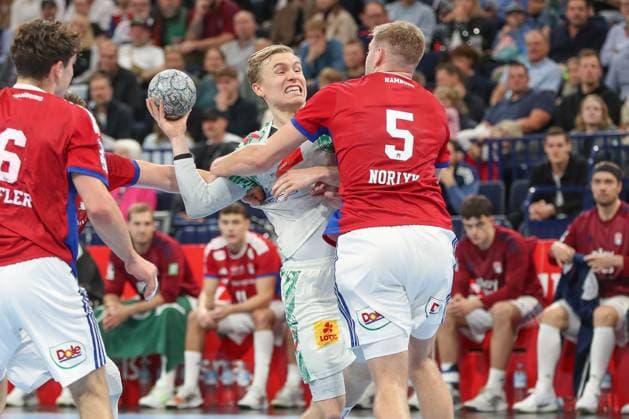 05.10.2025, xgox, Handball - Daikin HBL, Handball Verein Hamburg - SC Magdeburg emspor, v.l. Gisli Thorgeir Kristjansson (Magdeburg, 10) , Oliver Norlyk (Hamburg, 5) Zweikampf, Duell, Kampf, tackle Hamburg
