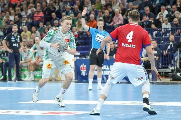05.10.2025, xgox, Handball - Daikin HBL, Handball Verein Hamburg - SC Magdeburg emspor, v.l. Gisli Thorgeir Kristjansson (Magdeburg, 10), Andreas Magaard (Hamburg, 4) Zweikampf, Duell, Kampf, tackle Hamburg