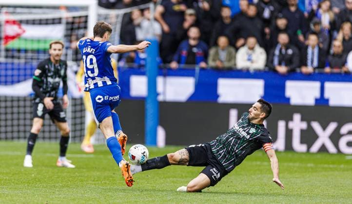 Deportivo Alaves v Elche - La Liga VITORIA-GASTEIZ - OCTOBER 05: Pablo Ibanez (L) of Deportivo Alaves in action during the Week 8 fixture of the Spanish La Liga, where Deportivo Alaves face Elche at Mendizorrotza Stadium in Vitoria-Gasteiz, Spain on October 05, 2025. Pablo Garcia Anadolu Vitoria-Gasteiz Spain. Editorial use only. Please get in touch for any other usage.  Copyright: x2025xAnadoluxPabloxGarciax