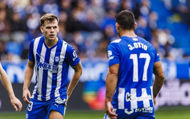 Deportivo Alaves v Elche - La Liga VITORIA-GASTEIZ - OCTOBER 05: Pablo Ibanez (L) and Johny Castro (R) of Deportivo Alaves during the Week 8 fixture of the Spanish La Liga, where Deportivo Alaves face Elche at Mendizorrotza Stadium in Vitoria-Gasteiz, Spain on October 05, 2025. Pablo Garcia Anadolu Vitoria-Gasteiz Spain. Editorial use only. Please get in touch for any other usage.  Copyright: x2025xAnadoluxPabloxGarciax