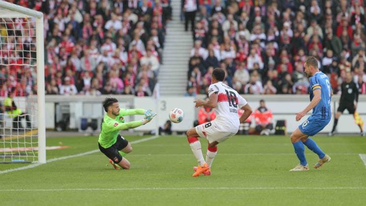 Stuttgart , Bundesliga Fußball VfB Stuttgart vs. 1.FC Heidenheim, v.l. Diant. Ramaj (Heidenheim) Jamie Leweling (VfB) Gemäß den Vorgaben der DFL Deutschen Fußball Liga ist es untersagt, in dem Stadion und oder vom Spiel angefertigte Fotoaufnahmen in Form von Sequenzbildern und oder videoähnlichen Fotostrecken zu verwerten bzw. verwerten zu lassen.