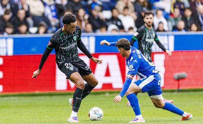 Deportivo Alaves v Elche - La Liga VITORIA-GASTEIZ - OCTOBER 05: Antonio Blanco (R) of Deportivo Alaves in action against Alvaro Rodriguez (L) during the Week 8 fixture of the Spanish La Liga, where Deportivo Alaves face Elche at Mendizorrotza Stadium in Vitoria-Gasteiz, Spain on October 05, 2025. Pablo Garcia Anadolu Vitoria-Gasteiz Spain. Editorial use only. Please get in touch for any other usage.  Copyright: x2025xAnadoluxPabloxGarciax