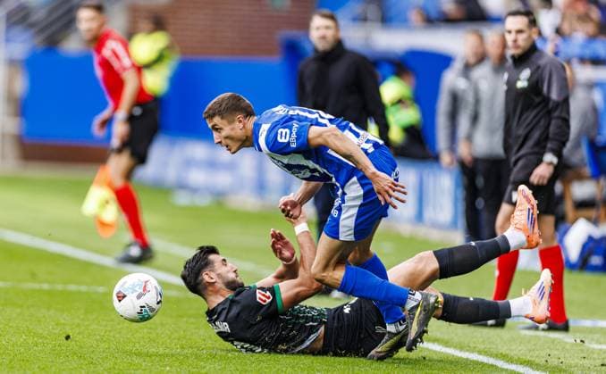 Deportivo Alaves v Elche - La Liga VITORIA-GASTEIZ - OCTOBER 05: Players in action during the Week 8 fixture of the Spanish La Liga, where Deportivo Alaves face Elche at Mendizorrotza Stadium in Vitoria-Gasteiz, Spain on October 05, 2025. Pablo Garcia Anadolu Vitoria-Gasteiz Spain. Editorial use only. Please get in touch for any other usage.  Copyright: x2025xAnadoluxPabloxGarciax