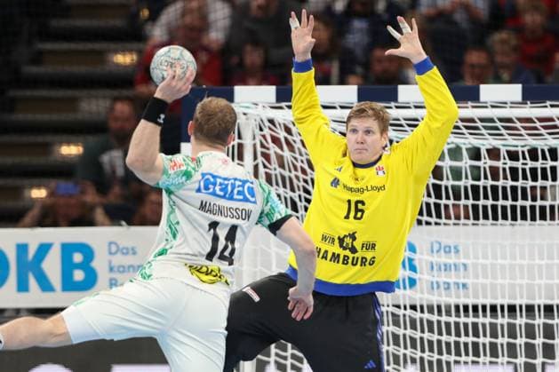 05.10.2025, xtgx, Handball Verein - SC Magdeburg v.l. Omar Ingi Magnusson (Magdeburg, 14), Robin Paulsen Haug (Hamburg, 16) Parade, haelt den Ball, faengt den Ball, pariert Hamburg