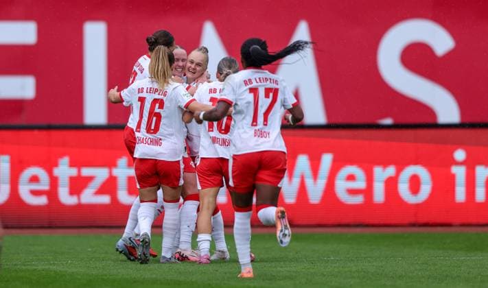 DEU, Nürnberg, FC Nürnberg vs RB Leipzig, Google Pixel Bundesliga, DFB, Saison 2526, Max-Morlock-Stadion, 5. Spieltag im Bild: Tor durch Nikoline Dudek (RB Leipzig 24), Jubel mit dem Team DFB DFL REGULATIONS PROHIBIT ANY USE OF PHOTOGRAPHS AS IMAGE SEQUENCES AND OR QUASI-VIDEO, 05.10.2025, Copyright: HMBxMedia HendrikxHamelau