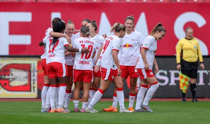DEU, Nürnberg, FC Nürnberg vs RB Leipzig, Google Pixel Bundesliga, DFB, Saison 2526, Max-Morlock-Stadion, 5. Spieltag im Bild: Tor durch Nikoline Dudek (RB Leipzig 24), Jubel mit dem Team DFB DFL REGULATIONS PROHIBIT ANY USE OF PHOTOGRAPHS AS IMAGE SEQUENCES AND OR QUASI-VIDEO, 05.10.2025, Copyright: HMBxMedia HendrikxHamelau