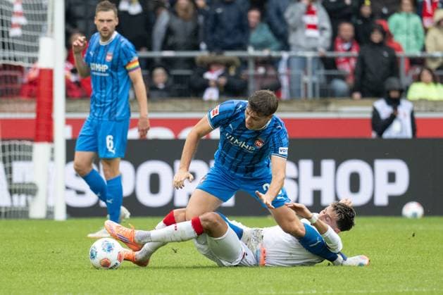 v. li. im Zweikampf Luca Kerber (FC Heidenheim, 20), Atakan Karazor (VfB Stuttgart, 16) GER, VfB Stuttgart vs. 1. FC Heidenheim, Fussball, Herren, 1. Bundesliga, 6. Spieltag, Spielzeit 2025 2026, 05.10.2025, DFL DFB REGULATIONS PROHIBIT ANY USE OF PHOTOGRAPHS AS IMAGE SEQUENCES AND OR QUASI-VIDEO, GER, VfB Stuttgart vs. 1. FC Heidenheim, Fussball, Herren, 1. Bundesliga, 6. Spieltag, Spielzeit 2025 2026, 05.10.2025 Stuttgart Copyright: xEibner-Pressefoto WolfgangxFrankx EP_WFK