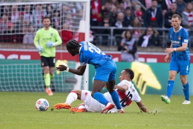 v. li. im Zweikampf Omar Haktab Traore (FC Heidenheim, 23), Jamie Leweling (VfB Stuttgart 18) GER, VfB Stuttgart vs. 1. FC Heidenheim, Fussball, Herren, 1. Bundesliga, 6. Spieltag, Spielzeit 2025 2026, 05.10.2025, DFL DFB REGULATIONS PROHIBIT ANY USE OF PHOTOGRAPHS AS IMAGE SEQUENCES AND OR QUASI-VIDEO, GER, VfB Stuttgart vs. 1. FC Heidenheim, Fussball, Herren, 1. Bundesliga, 6. Spieltag, Spielzeit 2025 2026, 05.10.2025 Stuttgart Copyright: xEibner-Pressefoto WolfgangxFrankx EP_WFK
