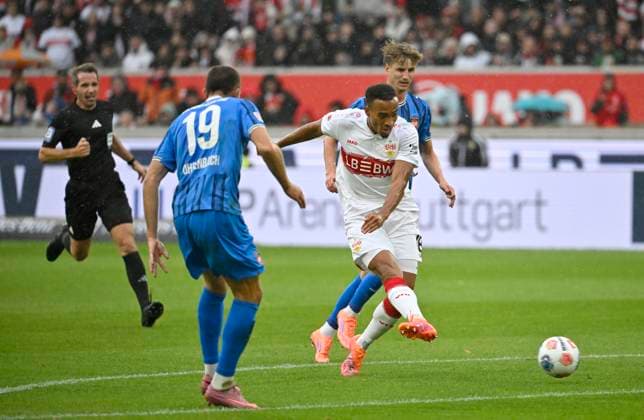 Torschuss Aktion Torchance Jamie Leweling VfB Stuttgart (18) Jonas Foehrenbach 1. FC Heidenheim 1846 FCH (19) Schiedsrichter Referee Tobias Stieler VfB Stuttgart vs 1. FC Heidenheim FCH 05.10.2025 DFL REGULATIONS PROHIBIT ANY USE OF PHOTOGRAPHS AS IMAGE SEQUENCES AND OR QUASI-VIDEO VfB Stuttgart vs 1. FC Heidenheim FCH