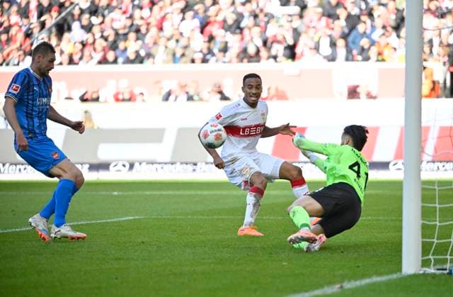 Torwart Diant Ramaj 1. FC Heidenheim 1846 FCH (41) rettet vor Aktion Torchance Jamie Leweling VfB Stuttgart (18) Patrick Mainka 1. FC Heidenheim 1846 FCH (06) VfB Stuttgart vs 1. FC Heidenheim FCH 05.10.2025 DFL REGULATIONS PROHIBIT ANY USE OF PHOTOGRAPHS AS IMAGE SEQUENCES AND OR QUASI-VIDEO VfB Stuttgart vs 1. FC Heidenheim FCH