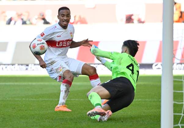 Torwart Diant Ramaj 1. FC Heidenheim 1846 FCH (41) rettet vor Aktion Torchance Jamie Leweling VfB Stuttgart (18) VfB Stuttgart vs 1. FC Heidenheim FCH 05.10.2025 DFL REGULATIONS PROHIBIT ANY USE OF PHOTOGRAPHS AS IMAGE SEQUENCES AND OR QUASI-VIDEO VfB Stuttgart vs 1. FC Heidenheim FCH
