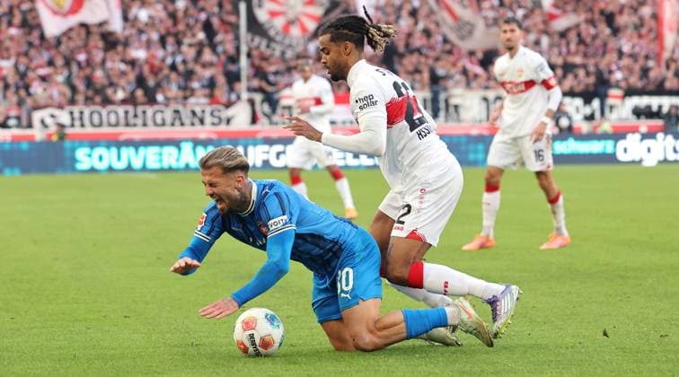 Stuttgart , Bundesliga Fußball VfB Stuttgart vs. 1.FC Heidenheim, v.l. Niklas Dorsch (Heidenheim), Lorenz Assignon (VfB) Gemäß den Vorgaben der DFL Deutschen Fußball Liga ist es untersagt, in dem Stadion und oder vom Spiel angefertigte Fotoaufnahmen in Form von Sequenzbildern und oder videoähnlichen Fotostrecken zu verwerten bzw. verwerten zu lassen.