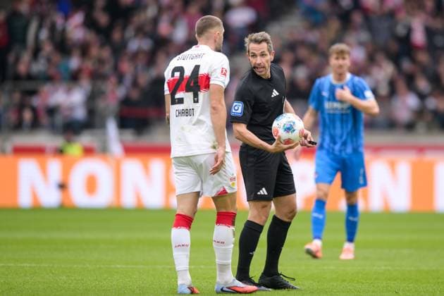 Fußball, 1. Bundesliga, 20251005, VfB Stuttgart - 1. FC Heidenheim 1846. Im Bild v.l. Jeff CHABOT (Stuttgart, 24), Schiedsrichter Tobias STIELER Schiedsrichterball. Stuttgart MHP Arena Baden Württemberg Deutschland Copyright: Passion2Press MarkusxFischerx