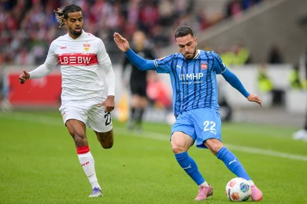Fußball, 1. Bundesliga, 20251005, VfB Stuttgart - 1. FC Heidenheim 1846. Im Bild v.l. Lorenz Amegnon ASSIGNON (Stuttgart, 22), Arijon IBRAHIMOVIC (Heidenheim, 22) Flanke Pass Zuspiel Ball. Stuttgart MHP Arena Baden Württemberg Deutschland Copyright: Passion2Press MarkusxFischerx