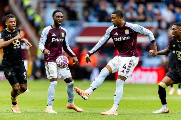 Aston Villa v Burnley Premier League 05 10 2025. Aston Villa defender Ezri Konsa (4) plays a pass during the Premier League match between Aston Villa and Burnley at Villa Park, Birmingham, England on 5 October 2025. Birmingham Villa Park West Midlands England Editorial use only DataCo restrictions apply See www.football-dataco.com , Copyright: xManjitxNarotrax PSI-23003-0050