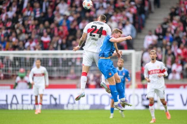 Fußball, 1. Bundesliga, 20251005, VfB Stuttgart - 1. FC Heidenheim 1846. Im Bild v.l. Jeff CHABOT (Stuttgart, 24), Mikkel KAUFMANN (Heidenheim, 29) Kopfballduell. Stuttgart MHP Arena Baden Württemberg Deutschland Copyright: Passion2Press MarkusxFischerx
