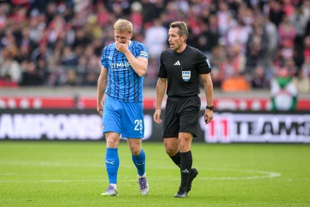 Fußball, 1. Bundesliga, 20251005, VfB Stuttgart - 1. FC Heidenheim 1846. Im Bild v.l. Finn JELTSCH (Stuttgart, 29), Schiedsrichter Tobias STIELER. Stuttgart MHP Arena Baden Württemberg Deutschland Copyright: Passion2Press MarkusxFischerx
