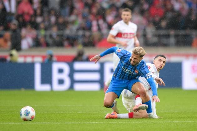 Fußball, 1. Bundesliga, 20251005, VfB Stuttgart - 1. FC Heidenheim 1846. Im Bild v.l. Niklas DORSCH (Heidenheim, 30), Bilal EL KHANNOUSS (Stuttgart, 11) Grätsche Zweikampf Ball. Stuttgart MHP Arena Baden Württemberg Deutschland Copyright: Passion2Press MarkusxFischerx