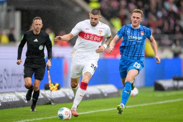Fußball, 1. Bundesliga, 20251005, VfB Stuttgart - 1. FC Heidenheim 1846. Im Bild v.l. Jeff CHABOT (Stuttgart, 24) Dribbling Ball, Mikkel KAUFMANN (Heidenheim, 29). Stuttgart MHP Arena Baden Württemberg Deutschland Copyright: Passion2Press MarkusxFischerx